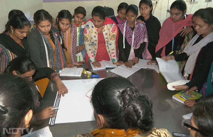 The pharmaceutical company Alkem Laboratories approached USHA with the intention of empowering women in and around Baddi by teaching sewing skills.