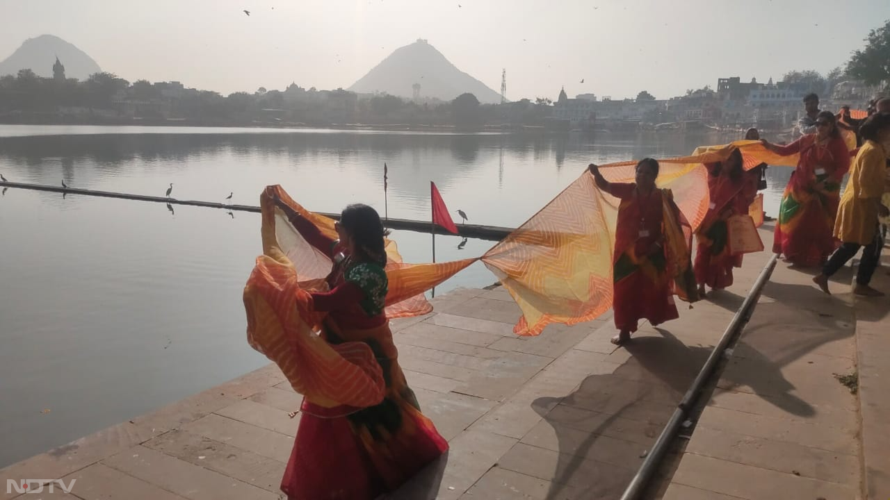 तीर्थ नगरी पुष्कर में पगड़ी महोत्व से पहले यजमान परिवार ने पहले वैदिक मंत्रोच्चार के साथ पुष्कर सरोवर की पूजा अर्चना की. इसके बाद 2000 मीटर लम्बी केसरिया पगड़ी पुष्कर सरोवर के 52 घाटो पर होती हुई वराह घाट पर ही पूरी हुई.