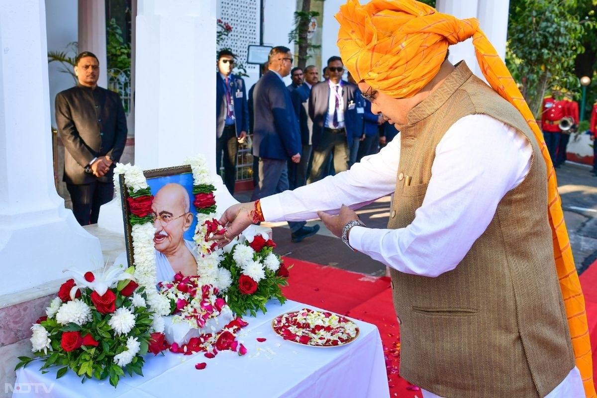 इसके बाद उन्होंने महात्मा गांधी की तस्वीर पर पुष्प अर्पित कर उन्हें श्रद्धांजलि दी.