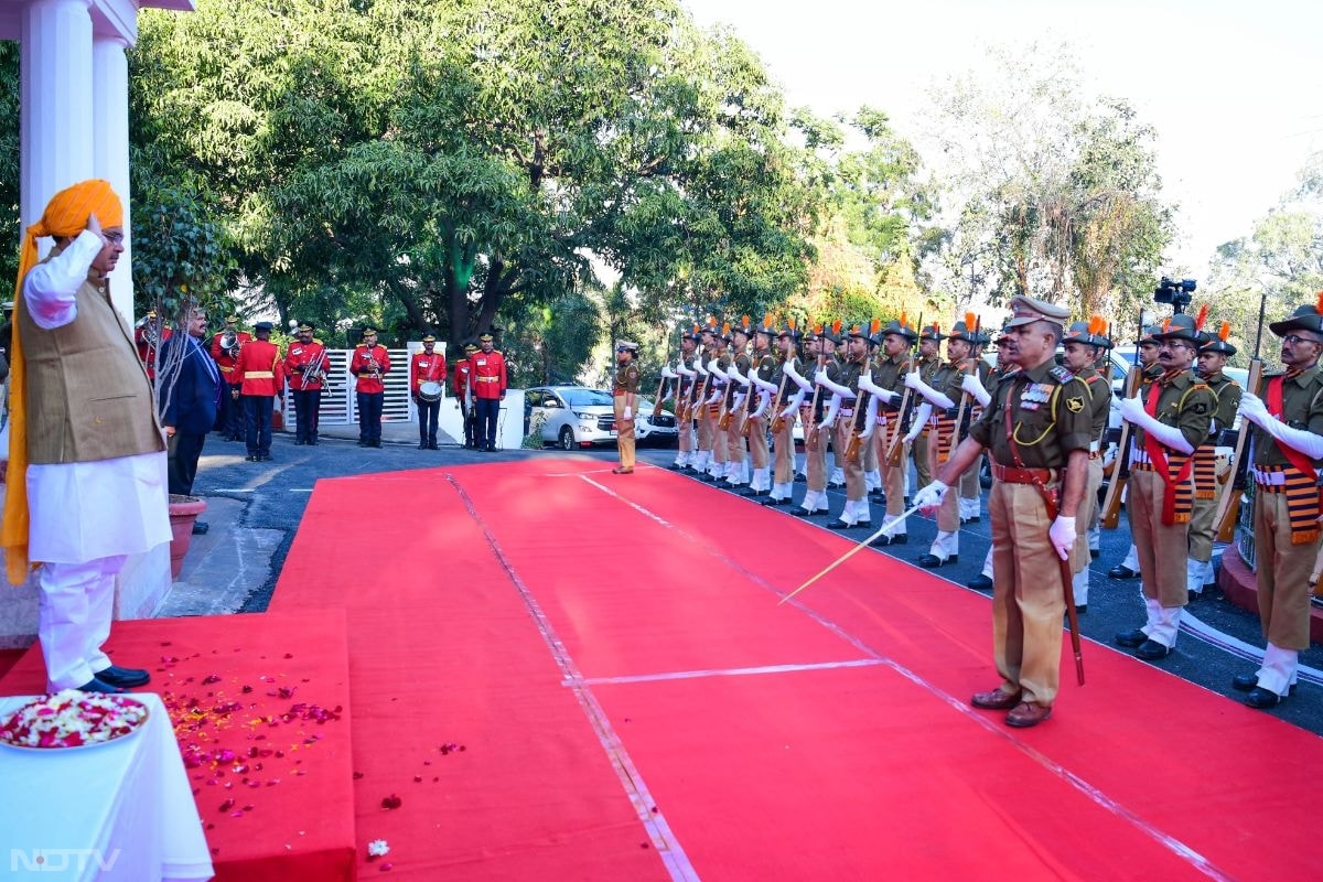 ध्वजारोहण के बाद सीएम भजनलाल परेड की सलामी ली.