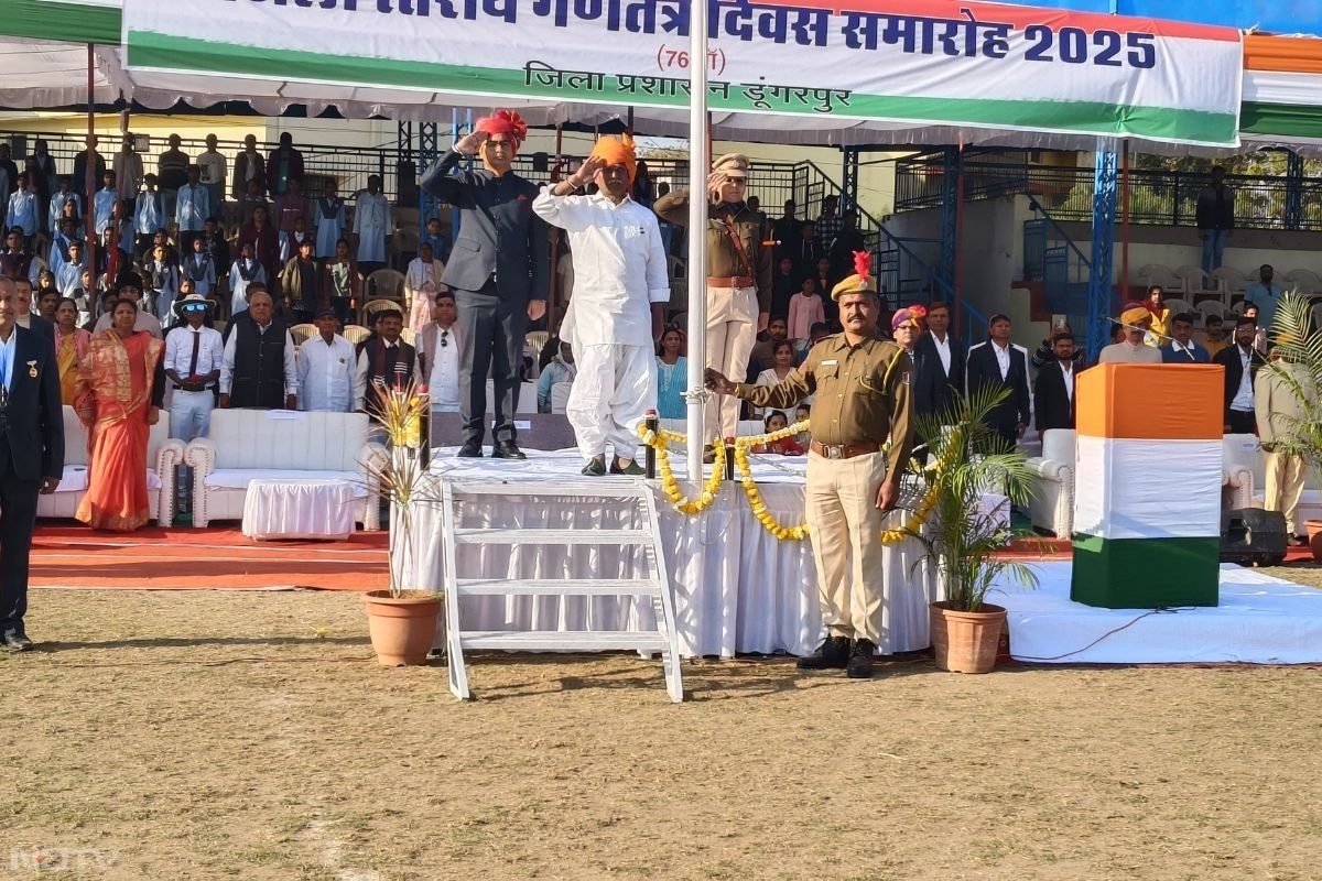 डूंगरपुर जिले में  प्रभारी मंत्री बाबूलाल खराड़ी ने लक्ष्मण मैदान में  ध्वजारोहण किया.