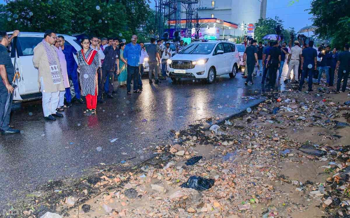 राजस्थान में लगभग सभी जिलों में भारी बारिश हो रही है. वहीं मानसून की बारिश की वजह से जन-जीवन अस्त-व्यस्त हो चुका है. वहीं राजधानी जयपुर की हालत और भी ज्यादा खराब है. ऐसे में सीएम भजनलाल शर्मा जयपुर के उन स्थानों का जायजा लिया जहां काफी नुकसान हुआ है. सीएम जयपुर के जगतपूरा में नंदपूरी अंडरपास का जायजा लेने पहुंचे.