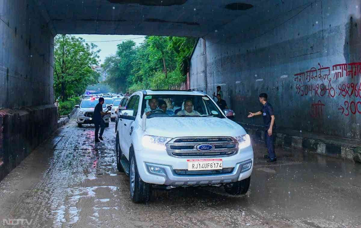 राजस्थान में लगभग सभी जिलों में भारी बारिश हो रही है. वहीं मानसून की बारिश की वजह से जन-जीवन अस्त-व्यस्त हो चुका है. वहीं राजधानी जयपुर की हालत और भी ज्यादा खराब है. ऐसे में सीएम भजनलाल शर्मा जयपुर के उन स्थानों का जायजा लिया जहां काफी नुकसान हुआ है. सीएम जयपुर के जगतपूरा में नंदपूरी अंडरपास का जायजा लेने पहुंचे.