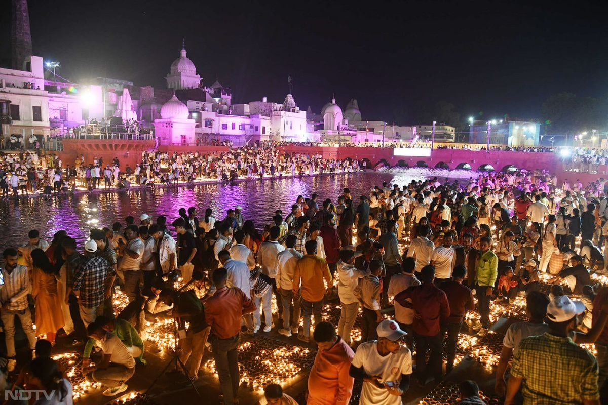 रामायण के प्रसंगों को दर्शाती झांकियों में देशभर के शास्त्रीय नर्तकों की प्रस्तुति ने राम पथ पर अपना जादू बिखेरा.