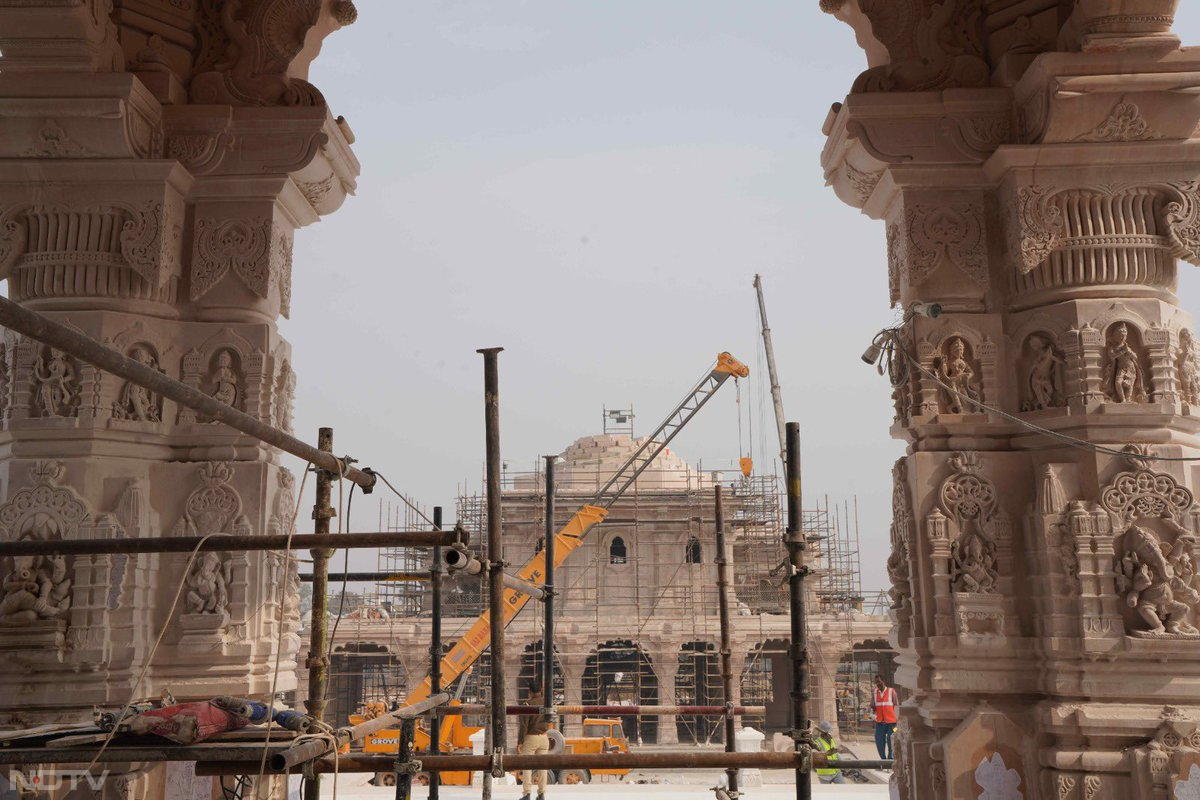 अयोध्या में तेजी से राम मंदिर का काम चल रहा है. इस काम में सैकड़ों मजदूर काम में लगे हैं.