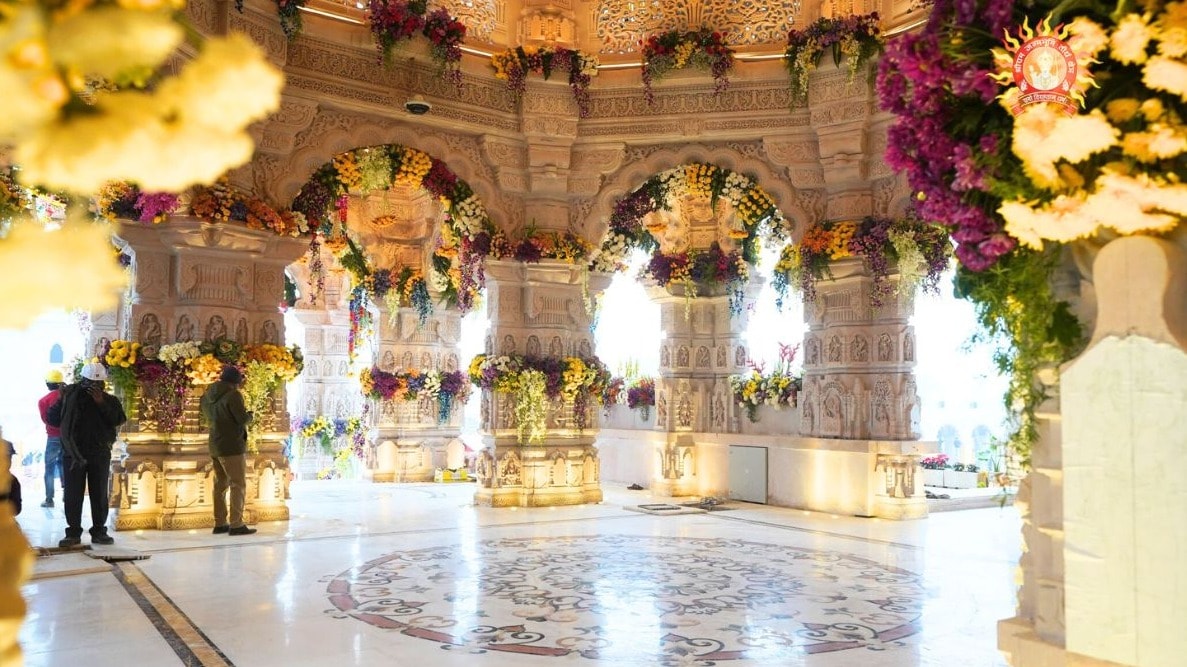 रामलला की प्राण प्रतिष्ठा समारोह को भव्य बनाने के लिए हर स्तर की तैयारियां चल रही हैं. गर्भगृह से लेकर पूरे राम मंदिर को फूलों और रोशनी से सजाया गया है.