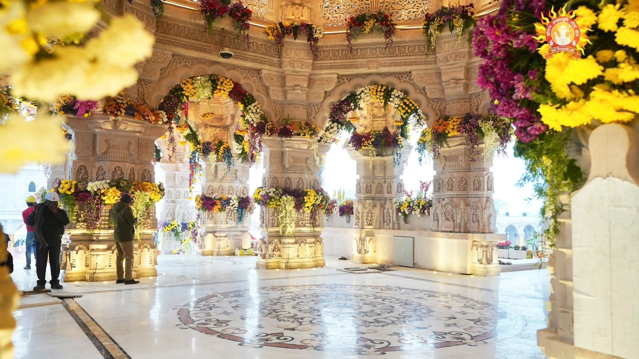 राम मंदिर के लोकार्पण और रामलला के नवीन विग्रह की प्राण प्रतिष्ठा के लिए अयोध्या को 2500 क्विंटल फूलों से संवारा जा रहा है.
