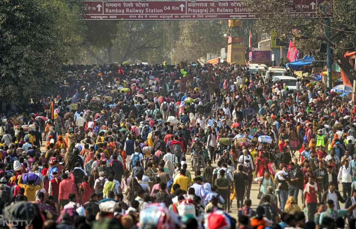 प्रयागराज महाकुंभ में अब तक करीब 15 करोड़ श्रद्धालु संगम में डुबकी लगा चुके हैं. मौनी अमावस्‍या से एक द‍िन पहले श्रद्धालुओं की जबरदस्‍त भीड़ उमड़ पड़ी.