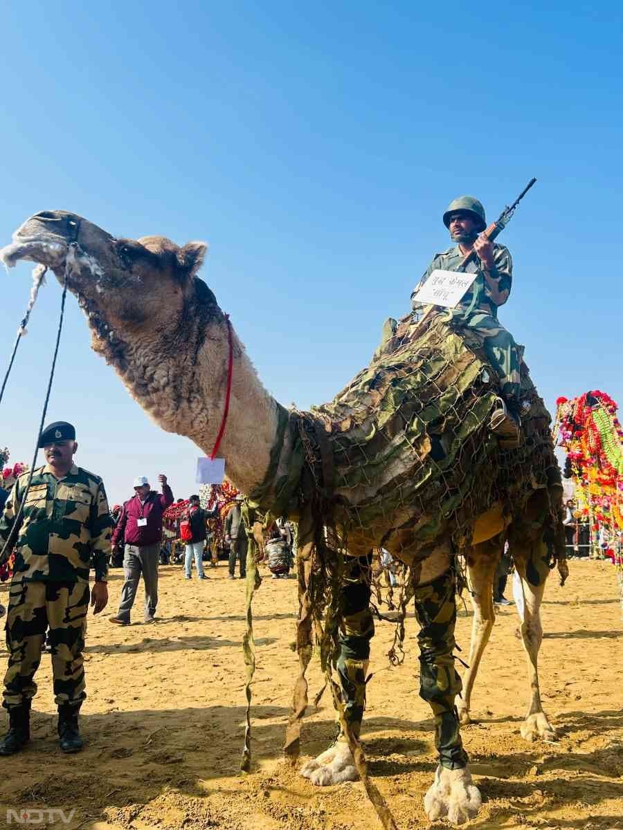 ऊंट को सैनिक का कपड़ा पहनाकर लोगों के बीच प्रदर्शित किया गया, जिसने लोगों को बेहद आकर्षित किया.