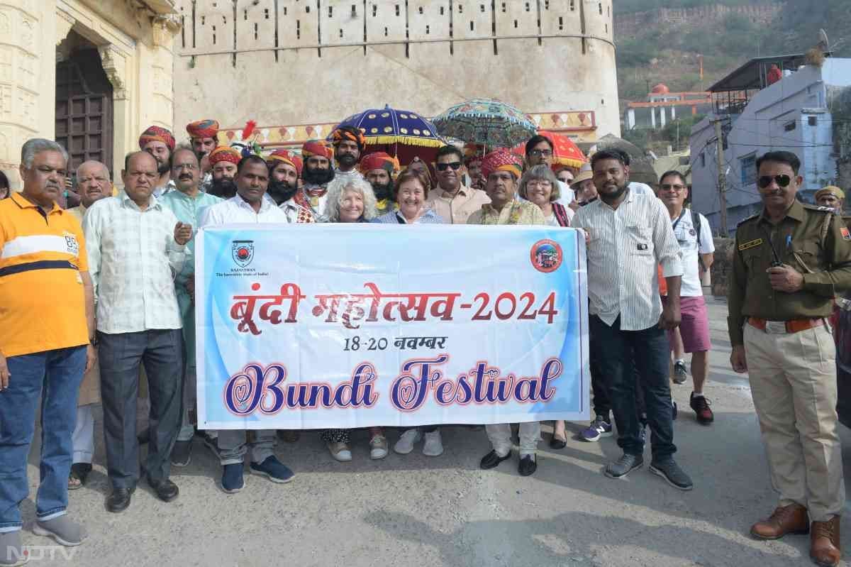 इस अवसर पर  इंटेक संस्थान संयोजक राजकुमार दाधीच, संस्कृति संस्था अध्यक्ष शालिनी विजय , मिथिलेश दाधीच, पुरूषोत्तम पारीक, के.सी.वर्मा, शालिनी विजय,अशोक शर्मा तलवास, दिनेश विजयवर्गीय आदि मौजूद रहे.