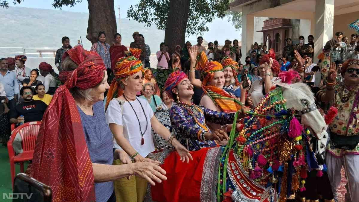 बूंदी की संस्कृति और इतिहास  से पर्यटकों को रूबरू करवाने के लिए मंगलवार सुबह बूंदी महोत्‍सव 2024 के तहत निकाली गई हैरीटेज वॉक को रंग बिरंगे परिधानों में सजे-धजे लोक कलाकारों के साथ नृत्य कर विदेशी पावणों ने यादगार बना दिया. सुबह गढ़ पैलेस से हेरिटेज वॉक निकाली गई, जो पुरानी शहर की हेरिटेज गलियों से गुजरती हुई सुखमहल पहुँची.