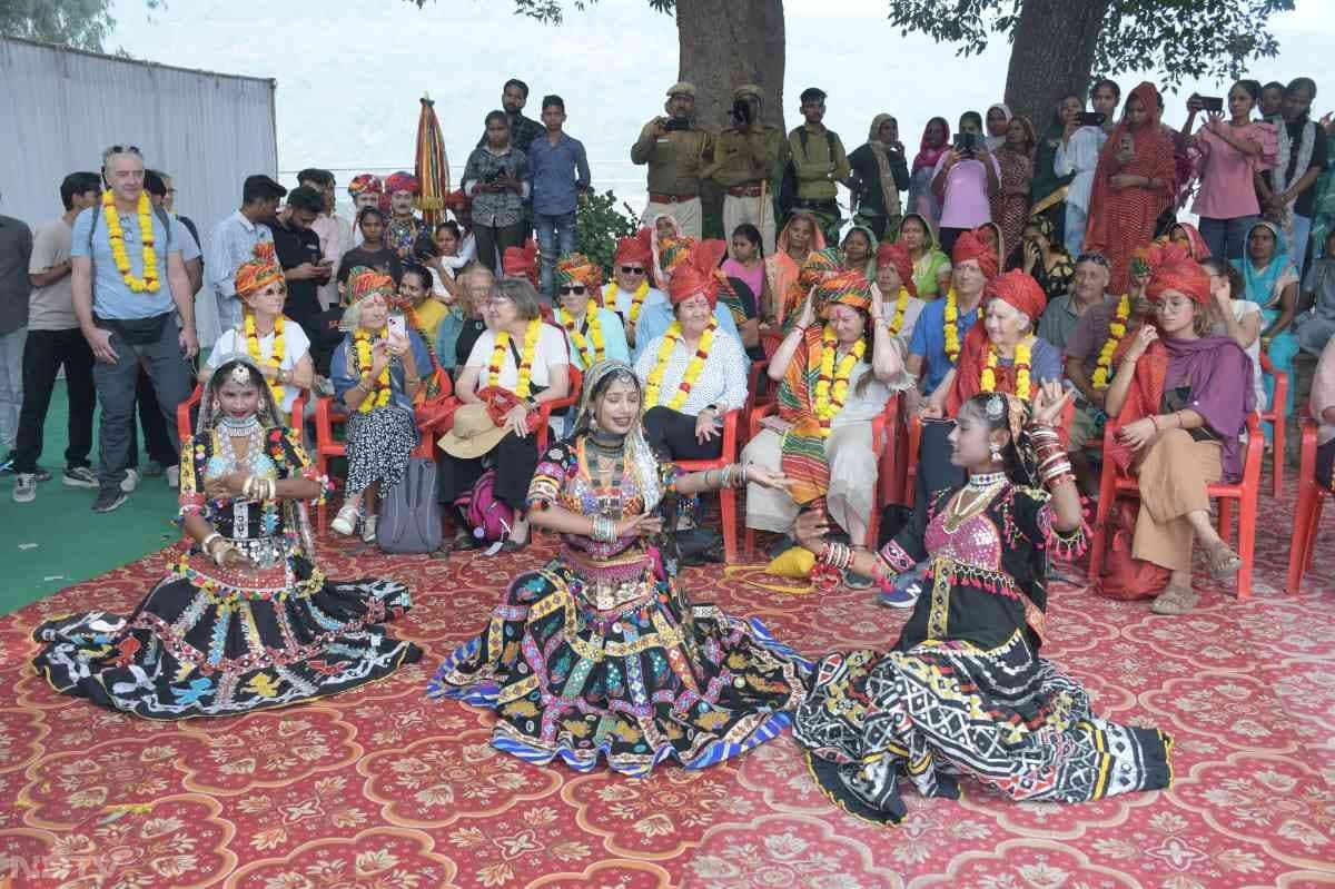 बूंदी महोत्सव में हर साल विदेशी पर्यटकों का जमावड़ा लगता है. इस साल भी यहां कई देशों से सैलानी पहुंचे. जिन्होंने राजस्थानी कल्चर का आनंद उठाया.