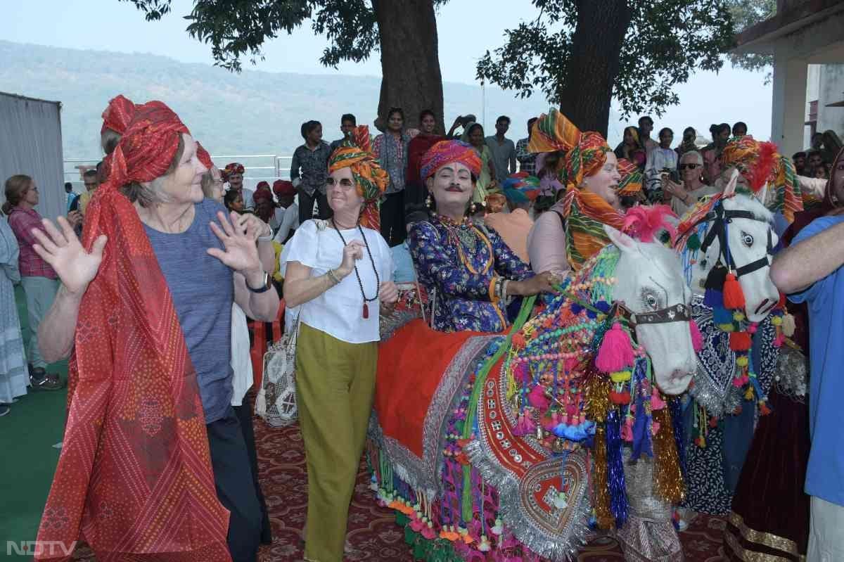 राजस्थानी रंग में विदेशी सैलानी.