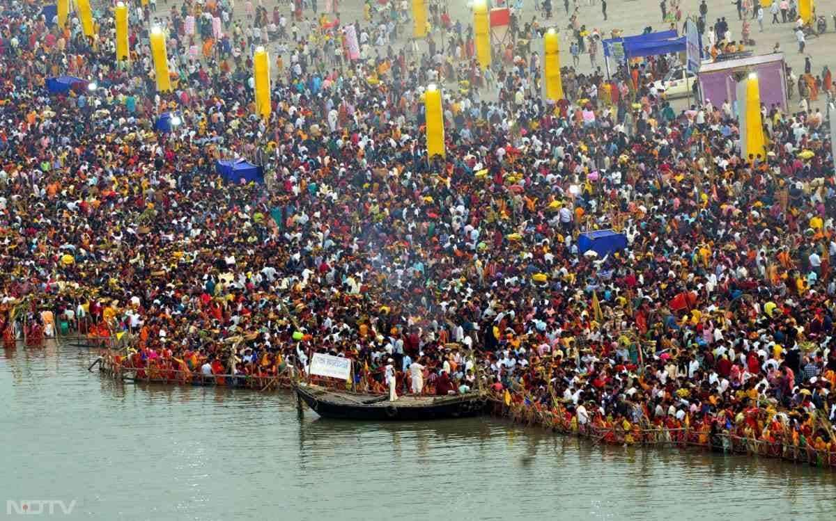 छठ पूजा में सूर्य देव और छठी मैया की पूजा की जाती है, सूर्य देव को जीवनदाता माना जाता है और छठी मैया को संतान की देवी.