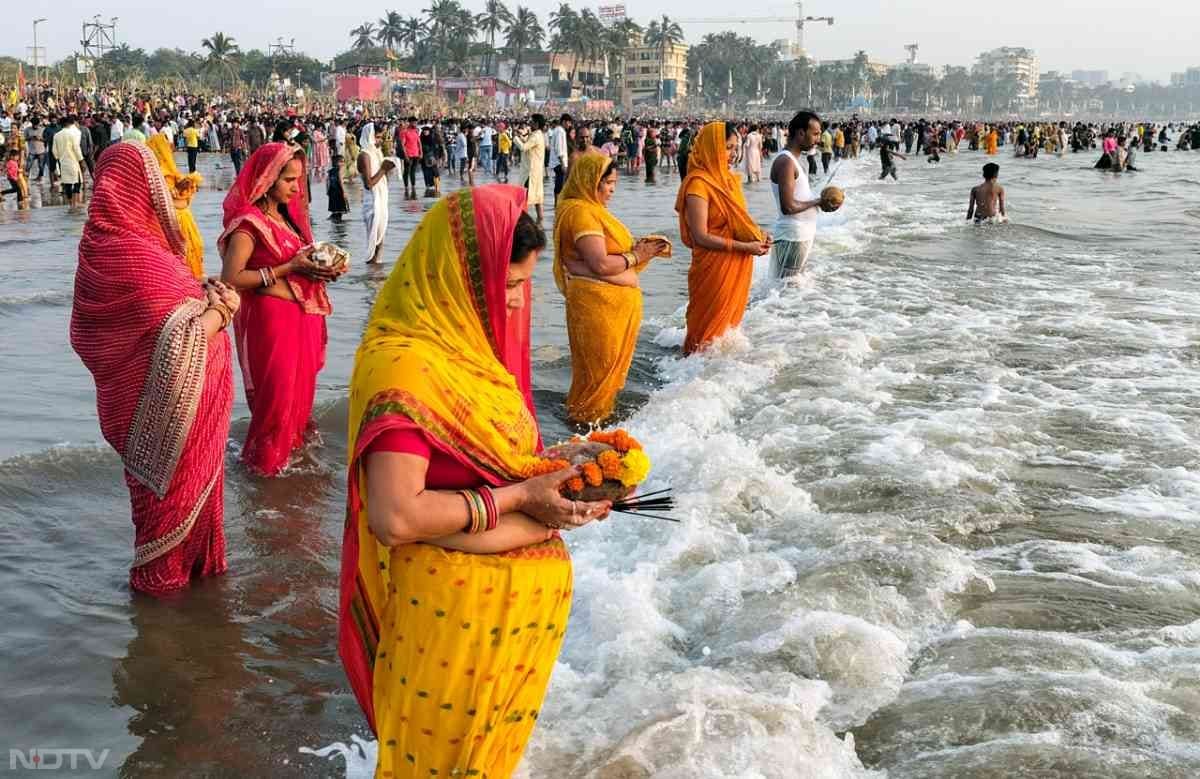 छठ पूजा चार दिनों तक मनाया जाता है, इसमें नहाय-खाय, खरना, संध्या अर्घ्य और उषा अर्घ्य शामिल हैं.