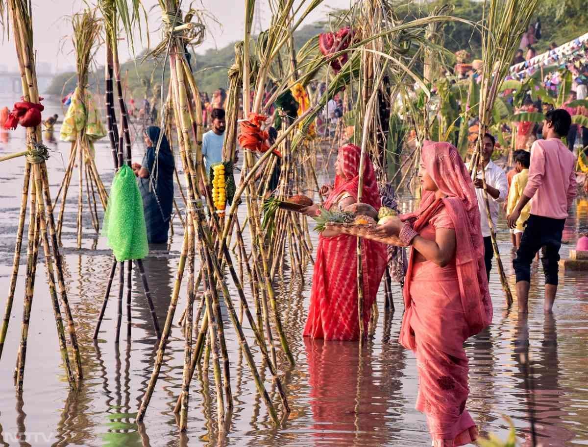 छठ पूजा के दौरान व्रत रखा जाता है, व्रतधारी 36 घंटे तक कुछ भी नहीं खाते-पीते हैं.