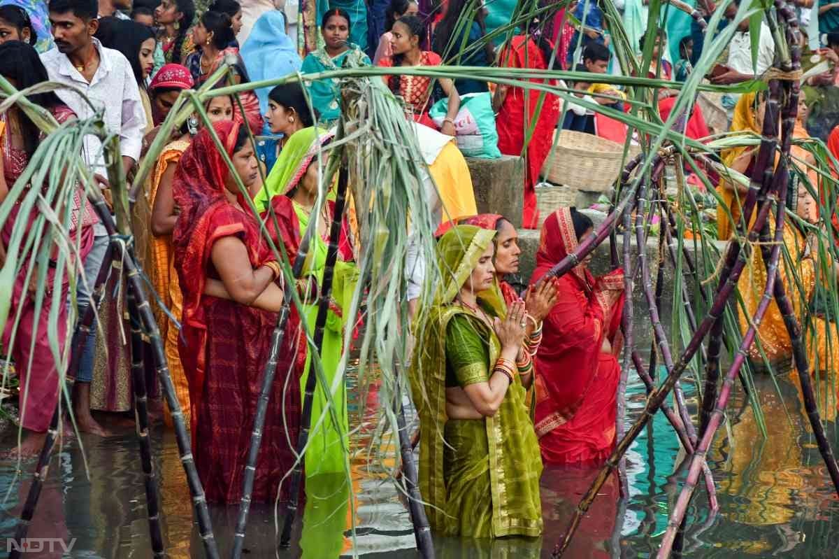 छठ पूजा में प्रकृति पूजन का विशेष महत्व है. सूर्य, चंद्रमा, जल और वायु की पूजा की जाती है.