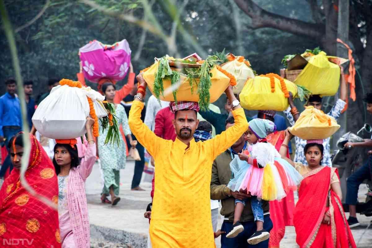 छठ पूजा में सूर्य देव को अर्घ्य दिया जाता है, अर्घ्य देने के लिए ठेकुआ, फल, दूध आदि का उपयोग किया जाता है.