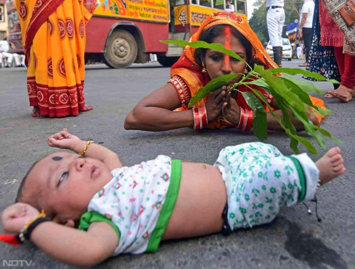 छठ पूजा आस्था का प्रतीक है, यह लोगों को धर्म और संस्कृति से जोड़ता है.