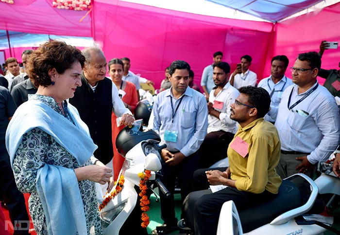 कांग्रेस महासचिव प्रियंका गांधी ने टोंक में इंदिरा गांधी रसोई योजना लॉन्‍च की