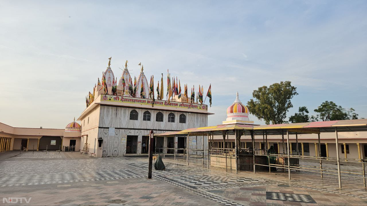 यह मंदिर इन दिनों जयपुर की मेयर सौम्या गुर्जर और उनके परिवार द्दारा 101 किलो चांदी और 31 लाख की राशि चढ़ावे में दिए जाने के कारण चर्चा में है. जिससे इस मंदिर में अब चांदी की प्रतिमाएं बनेंगी, माशी नदी के बांध तट पर स्थित मंदिर धार्मिक पर्यटन की भी अपार संभावनाएं रखता है.