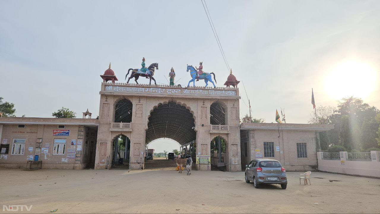 गुर्जर समाज के आराध्य देव भगवान देवनारायण का यह मंदिर देव धाम जोधपुरिया भगवान विष्णु को समर्पित है और यहां भगवान देवनारायण की मूर्ति भगवान विष्णु के अवतार के रूप में पूजी जाती है.