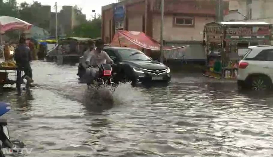 बारिश से खरीफ फसल में भारी नुकसान देखा जा रहा है. बाजार, दलहन, तिलहन, ग्वार, ज्वार, मक्का आदि फसले जल भराव से सड़ने के कगार पर पहुंच गई है.