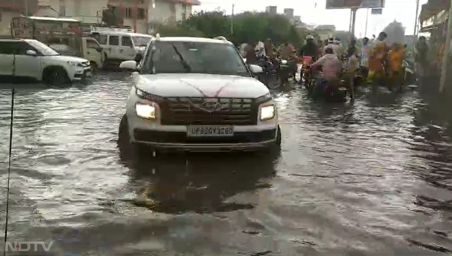 किसानों का चारा भी बर्बाद हो रहा है. उधर मौसम विभाग पूर्वी राजस्थान में फिर से बारिश की चेतावनी दे रहा है. आगामी 1 से 2 दिनों मे अधिक बारिश होती है तो निश्चित तौर पर लोगों को भारी परेशानी उठानी पड़ सकती है.