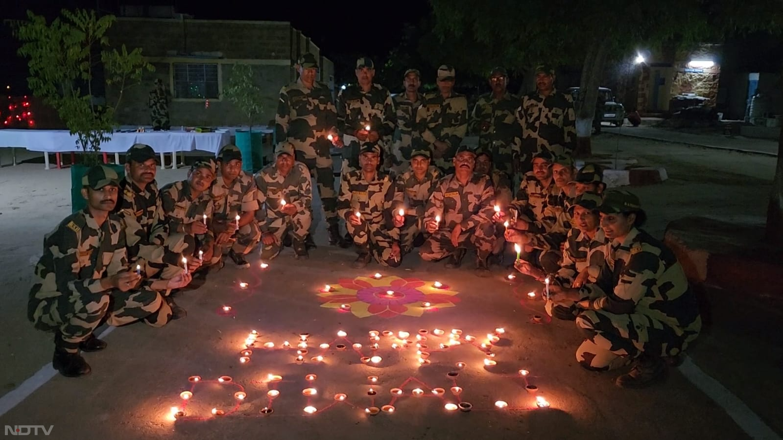 Diwali 2023: एक हाथ में दीया, दूजे में हथियार, थार के रण में BSF जवानों ने मनाई दिवाली