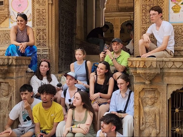 यूरोपीय पर्यटक गर्मी की छुट्टियां मनाने पहुंचे जैसलमेर, देखें तस्वीरें