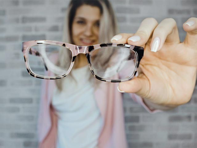 बढ़ती उम्र में भी तेज रहेगी आंखों की रोशनी, डाइट में अभी शामिल करें यह हेल्दी फूड्स