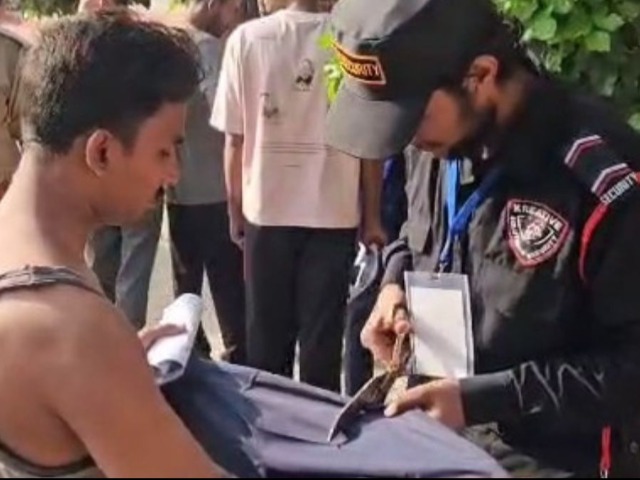 शर्ट की बाजू काटी, कोई बनियान में तो कोई नंगे पैर पहुंचा 4th ग्रेड की परीक्षा देने; कड़े ड्रेस कोड ने छुड़ाए पसीने - देखें तस्वीरें