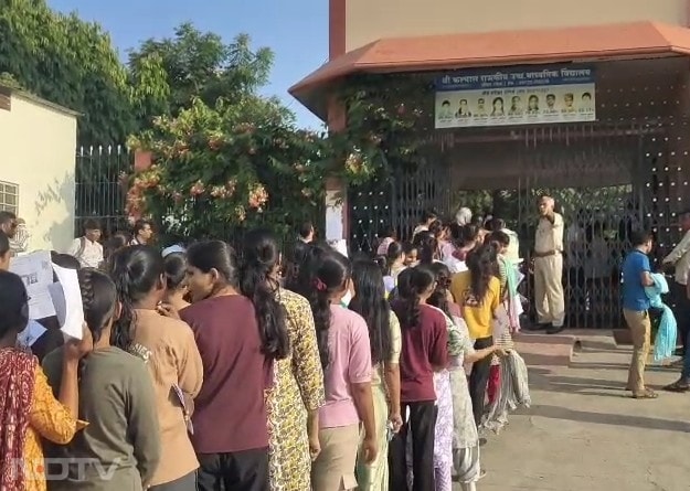चतुर्थ श्रेणी परीक्षा में ड्रेस कोड लागू होने के कारण कर्मचारी चयन बोर्ड ने परीक्षा केंद्रों पर काफी सख्ती बरती थी. इस कड़ाई  के कारण अभ्यर्थियों को परीक्षा केंद्र में प्रवेश के लिए कड़े नियमों से गुजरना पड़ा.