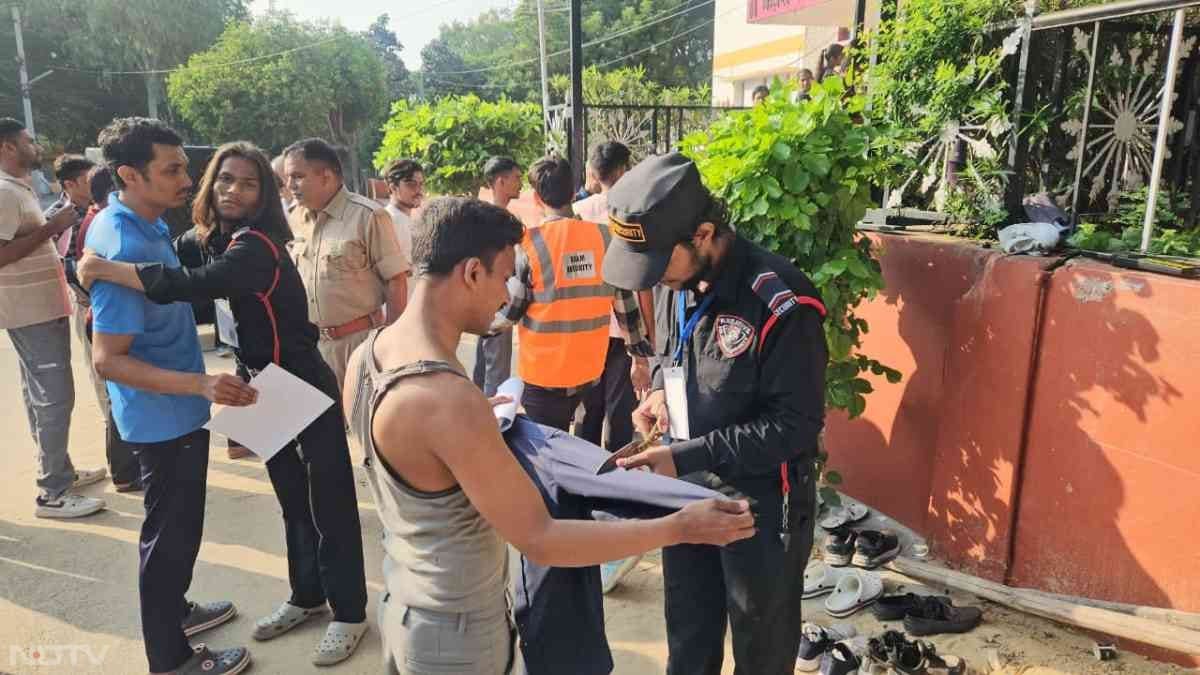 एग्जाम केंद्रों पर सुरक्षाकर्मी पूरी बाजू की शर्ट पहने अभ्यर्थियों की आस्तीन काटते नजर आए.