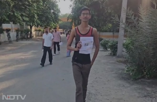 वही चतुर्थ श्रेणी कर्मचारी भर्ती परीक्षा कुछ अभ्यर्थी केवल बनियान पहनकर ही परीक्षा देने अंदर जाते दिखे.