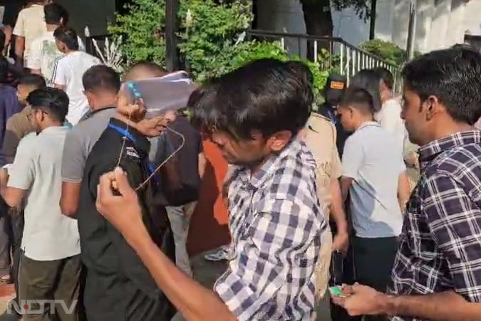 प्रत्येक अभ्यर्थी की मेटल डिटेक्टर से गहन तलाशी ली गई तथा उनकी शर्ट से धातु के बटन और गले में बंधी चेन भी निकाल ली गई।