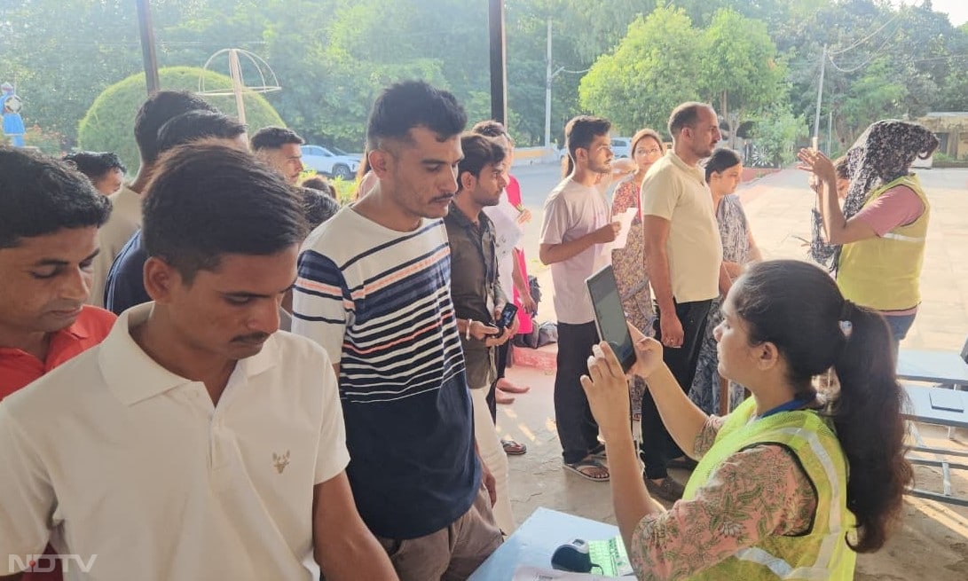 इस कड़ी निगरानी और सुरक्षा के बीच छात्रों को परीक्षा देने के लिए बायोमेट्रिक्स के जरिए परीक्षा हॉल में प्रवेश दिया गया.