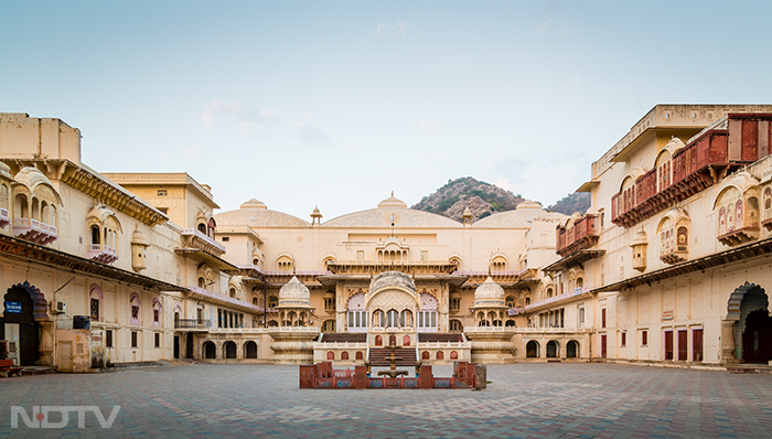 सिटी पैलेस अलवर: इस पैलेस का निर्माण 1793 में राजा बख्तावर सिंह ने कराया था. यह पैलेस मुगल, यूरोपीय और राजपुताना वास्तुकला का एक बेजोड़ मिश्रण है. सिटी पैलैस के ऊपर अरावली की पहाड़ियां हैं, जिससे इसकी खूबसूरती देखते ही बनती है. फोटो: राजस्‍थान टूरिज्‍म
