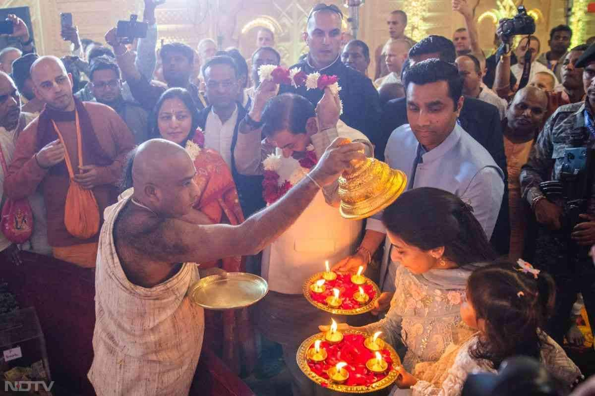 अदाणी परिवार स्कॉन टेंपल पर अपने परिवार के साथ पूजा-पाठ करते नजर आया. इस दौरान कई पुजारियों ने उन्हें आशीर्वाद दिया.