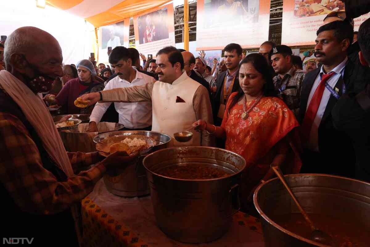 गौतम अदाणी अपनी पत्नी के साथ महाप्रसाद का वितरण करते नजर आएं, इस दौरान लोगों की भारी भीड़ भी देखने को मिली.