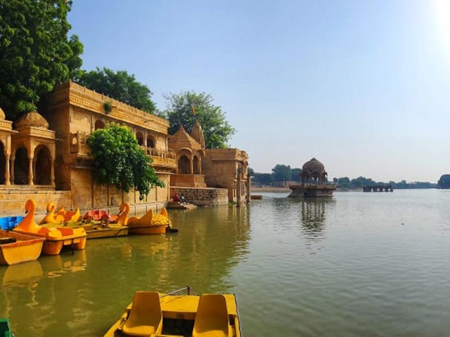 झमाझम बारिश ने निखारा गड़ीसर सरोवर का सौंदर्य, पर्यटक हो रहे आकर्षित