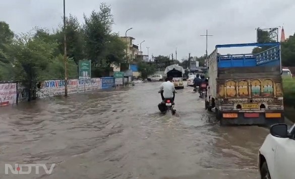 राजस्थान की राजधानी जयपुर में आसमान से कहर बरस रहा है. जयपुर में 14 अगस्त की शाम को भारी बारिश हुई इस वजह से लगभग पूरे राजधानी में जल जमाव दिखा.