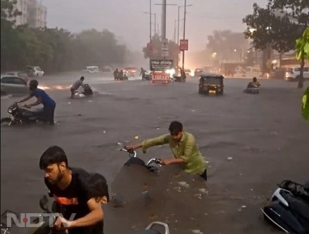 राजधानी जयपुर में शहर में इतनी बारिश इतनी तेज हुई जिससे सड़कों पर सैलाब बहने लगा.