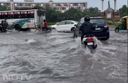 राजधानी जयपुर में कहीं घुटने तक तो कहीं कमर तक पानी भर गया. वहीं सड़कों पर वाहन सैलाब के बीच चल रहे थे.