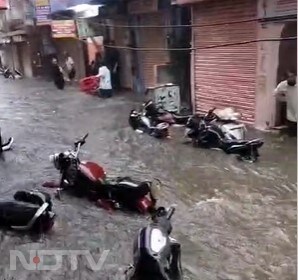 यहां शाम करीब 4 बजे से भारी बारिश शुरू हुई और देखते ही देखते शहर की हालत ऐसी हो गई मानो कहीं बादल फटा हो ऐसा दृश्य देखने को मिला.