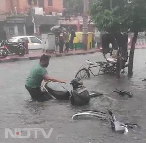 पूरे शहर में  कार, बाइक समेत अन्य वाहन तैरते दिखाई देने लगे. कुछ जगहों पर तो वाहन पूरी तरह डूबे हुए दिखाए दिये.