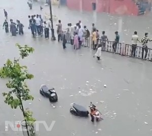 सड़कों पर पानी भरने की समस्या इस साल काफी दिख रही है. इस बार मानसून की भारी बारिश से शहड़ की वॉटर लॉबिंग में सुधार की पोल खुल रही है.