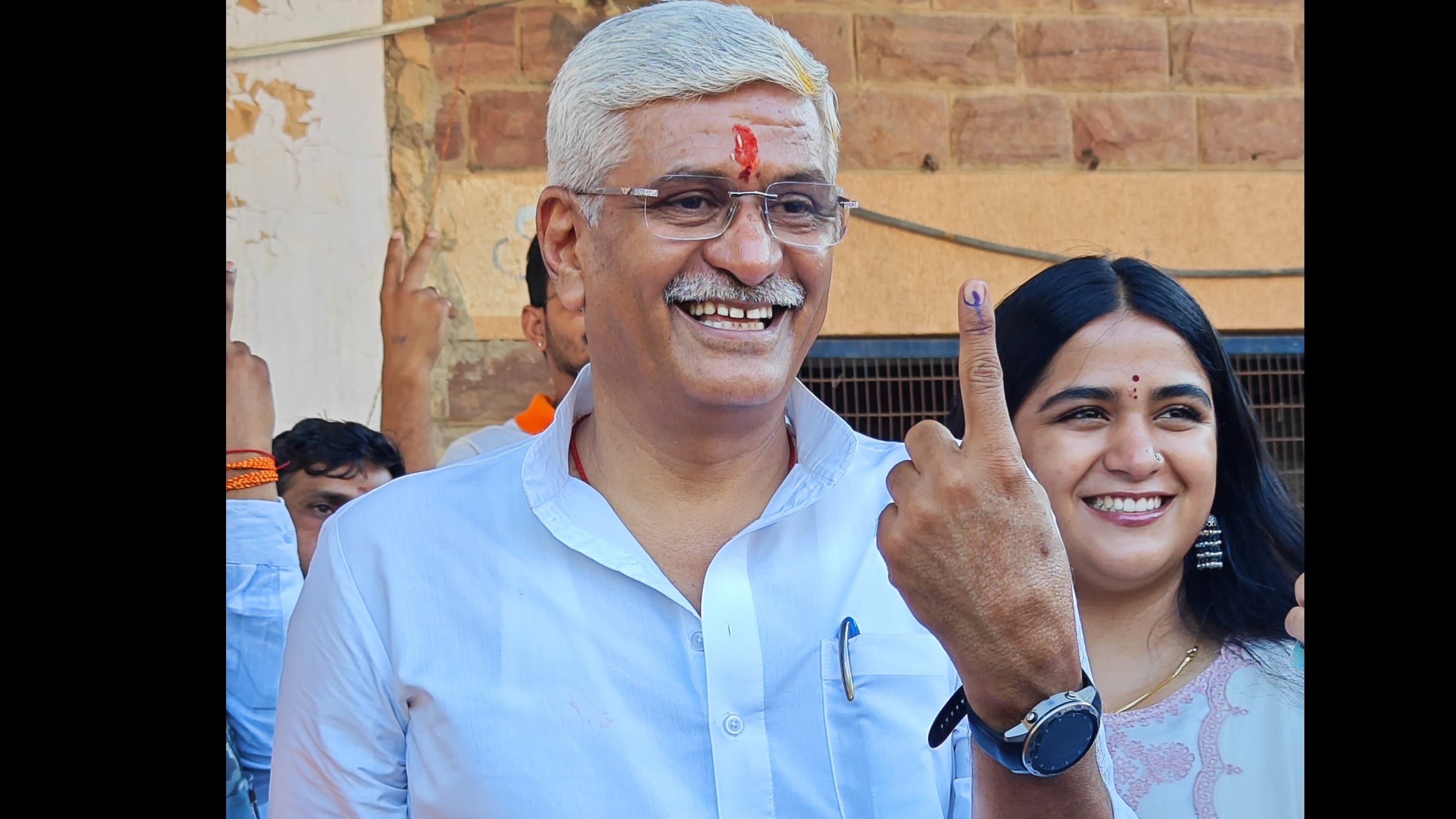 जोधपुर से भाजपा प्रत्याशी गजेंद्र सिंह शेखावत ने परिवार संग डाला वोट