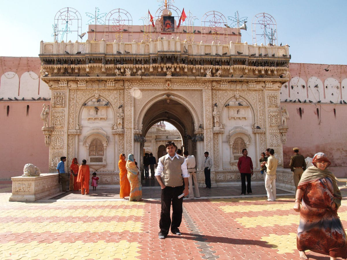 वहीं संगीत के क्षेत्र की बात करें तो मांड गायिका अल्लाह जिलाई बाई ने मांड को दुनिया में स्थापित करने में अपना महत्वपूर्ण योगदान दिया और भारत की सरकार ने उन्हें सलाम करते हुए पद्मश्री के सम्मान से नवाजा. संगीत की इस विरासत को आगे बढ़ाने में भी बहुत से नाम हैं, जिनमे पाकीजा फिल्म के संगीतकार गुलाम मुहम्मद और हालिया नौजवान गायक राजा हसन प्रमुख हैं. पंडित भारत व्यास ने गीतकार के रूप में अपनी खास पहचान बनाकर बीकानेर को गौरवान्वित किया. साहित्य का क्षेत्र तो बीकानेर के लोगों को सलाम करता नजर आता है. उर्दू हो या हिंदी या फिर राजस्थानी. बीकानेर के साहित्यकारों का लम्बा सिलसिला है. हिंदी की बात करें तो हरीश भादाणी, यादवेन्द्र शर्मा "चन्द्र" नन्द किशोर आचार्य, भवानी शंकर शर्मा "विनोद" डॉ. बुलाकी शर्मा और भी न जाने कितने नाम हैं, जिन्होंने हिंदी भाषा को समृद्ध करने में अपना योगदान दिया है. वहीं उर्दू जुबां का ज़िक्र करें तो मरहूम मुहम्मद उस्मान "आरिफ़" दीवान चन्द "दीवां" मुहम्मद हनीफ "शमीम" मरहूम ग़ाज़ी बीकानेरी, रासिख़ न जाने कितने ऐसे अदीब हैं जिन्होंने अपनी क़लम के ज़रिये उर्दू अदब की शमां जलाकर बीकानेर का नाम रोशन किया है और ये सिलसिला अब तक जारी है.