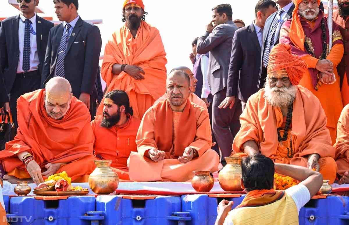 गृहमंत्री अमित शाह ने महाकुंभ में पहुंचकर पूजा अर्चना की, इस दौरान वह अपने पूरे परिवार के साथ मौजूद थे. साथ ही उत्तर प्रदेश के सीएम योगी आदित्यनाथ भी इस पूजा में शामित हुए.